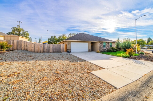Building Photo - Modern 3-Bed / 2-Bath Home in Redding- Dog...