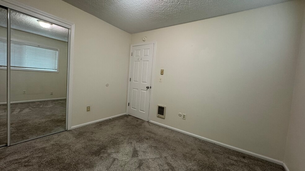 Building Photo - 3946 SE 28th Pl
