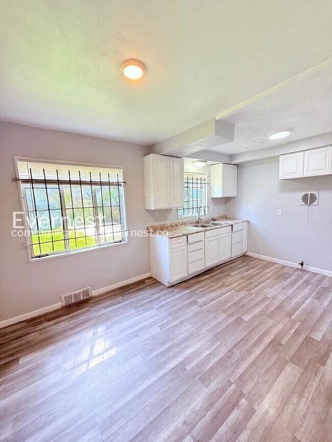 Building Photo - Charming Townhome with Driveway and Street Parking | Pet friendly | Available Now!