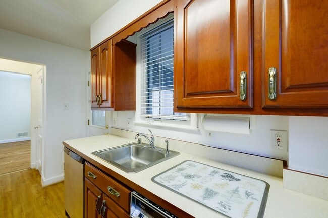 Building Photo - Charming 3BR/2BA Home with Bonus Room, Sun...