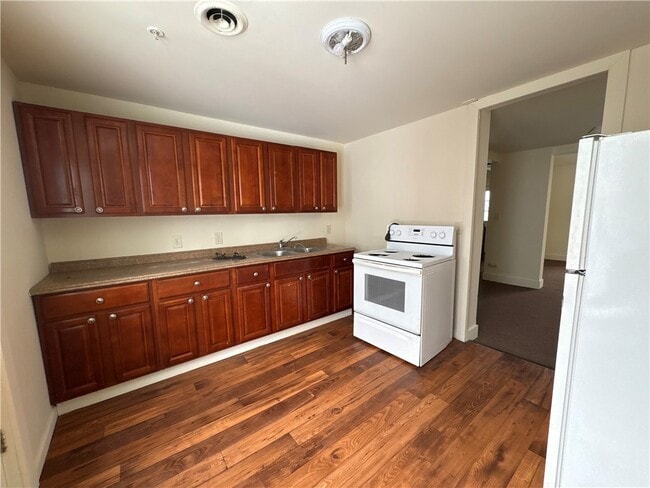 Building Photo - 2-12-12 Cliff St