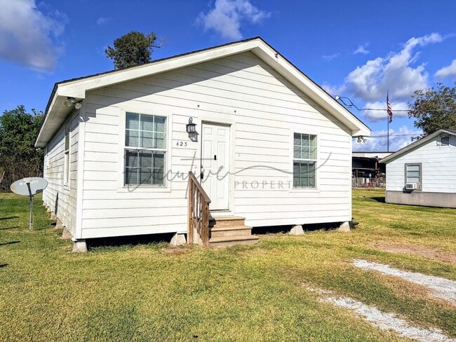 Building Photo - Freshly Updated 2BR Home with Large Yard