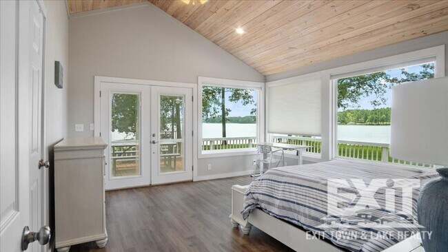Building Photo - Gorgeous Waterfront Property with 4 Bedroo...