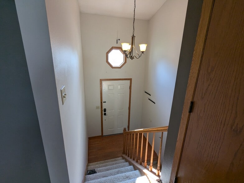 Building Photo - 2047 S Ridge Dr