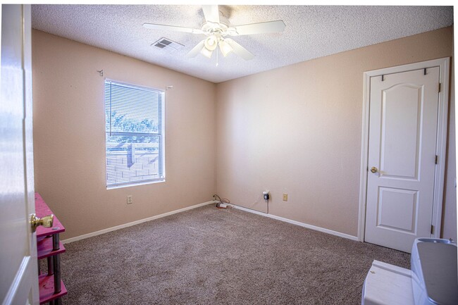 Building Photo - 3 Bedroom 2 Bathroom