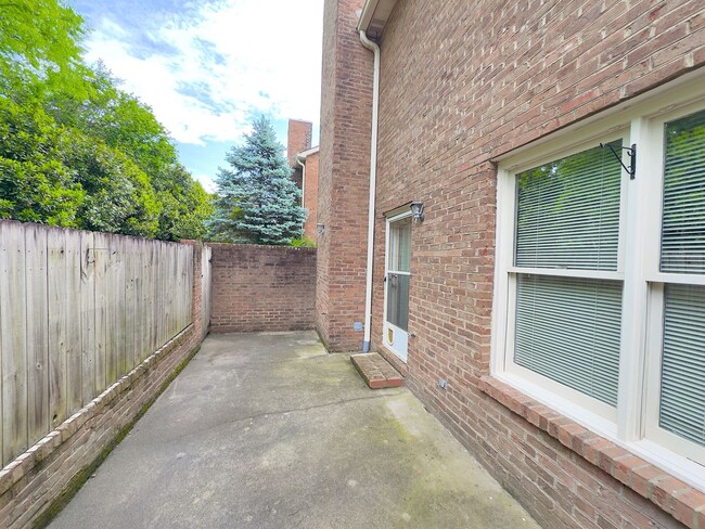Building Photo - Knoxville 37922 - Beautiful 3 bedroom cond...