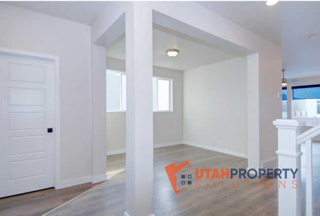 Building Photo - 4693 Daisy Ln