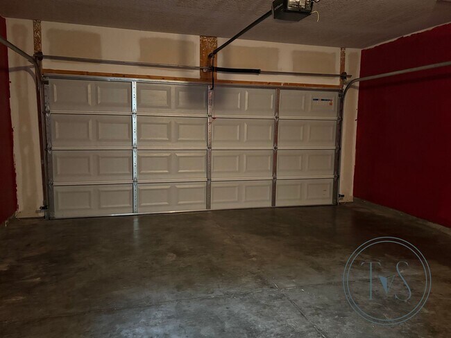 Building Photo - RATE DROP ALERT! (was $2400/month)