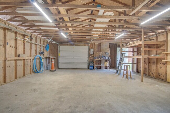 Building Photo - Completely Remodeled 3BR Home on Nearly an Acre with In-Ground Pool, Pool Service Included & Huge...