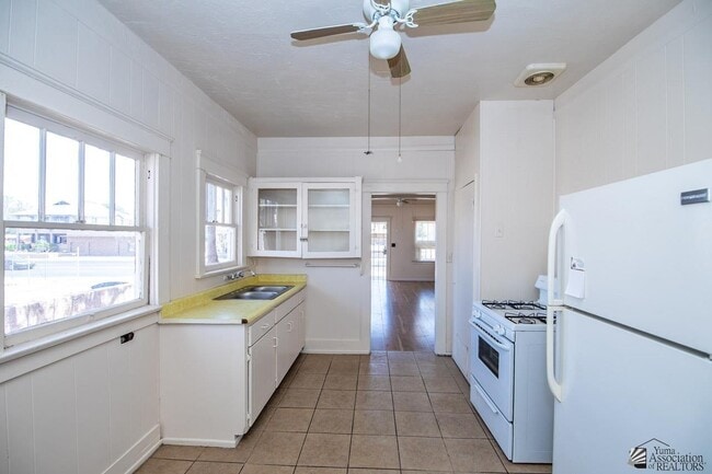 Building Photo - 632 S 4th Ave