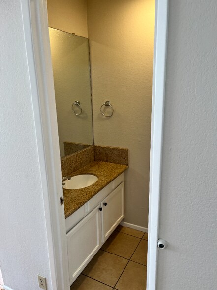 Building Photo - 514 E Valencia Ave