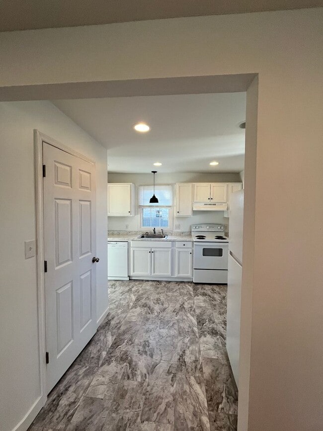 Building Photo - Beautifully renovated home in the desired Rivermont area!