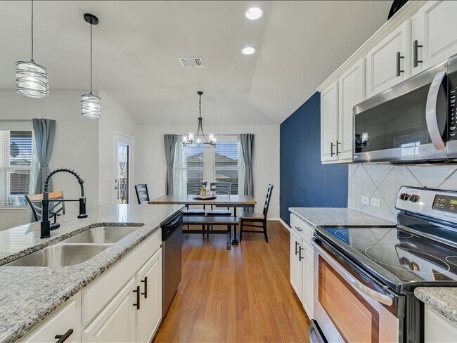 Building Photo - 725 Pinnacle Dr