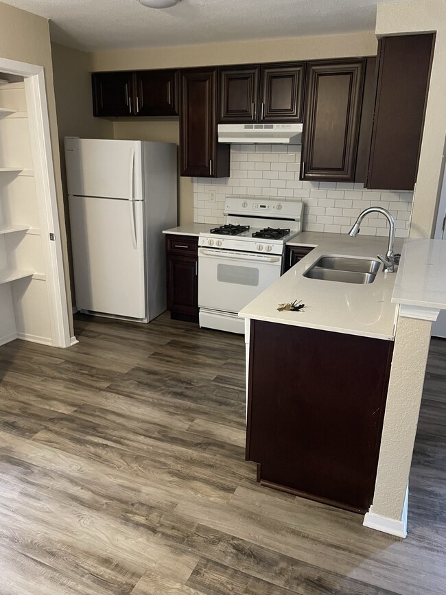 Building Photo - 501 Algerita Dr