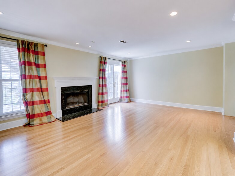 Building Photo - 715 Leister Dr