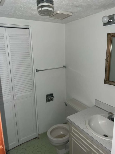 Building Photo - 1237 Shalom Dr