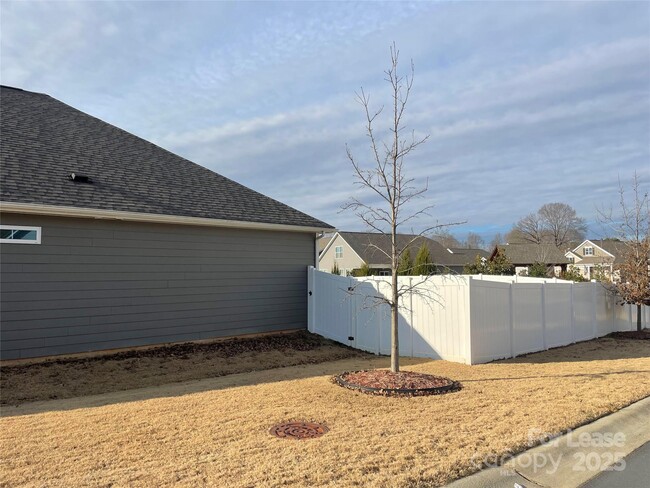 Building Photo - 3660 Norman View Dr