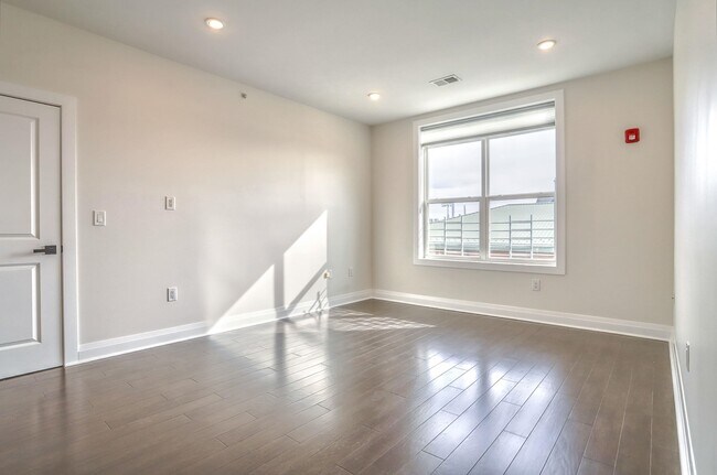 Building Photo - 1901 Summit Ave