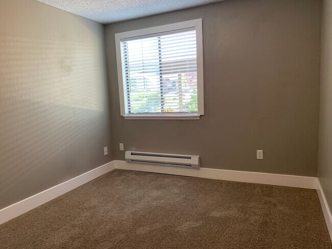 Building Photo - 2 Bedroom/1bath in Tacoma - 4Plex  (OPEN H...