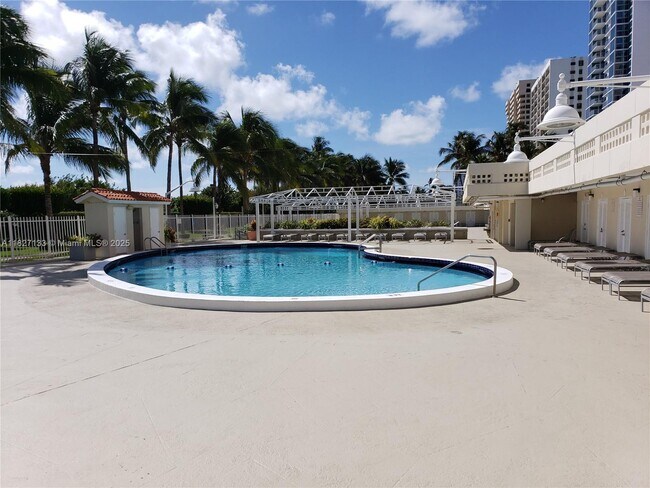 Building Photo - 2899 Collins Ave