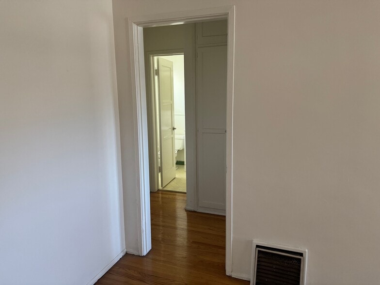 Building Photo - 11637 Magnolia Blvd