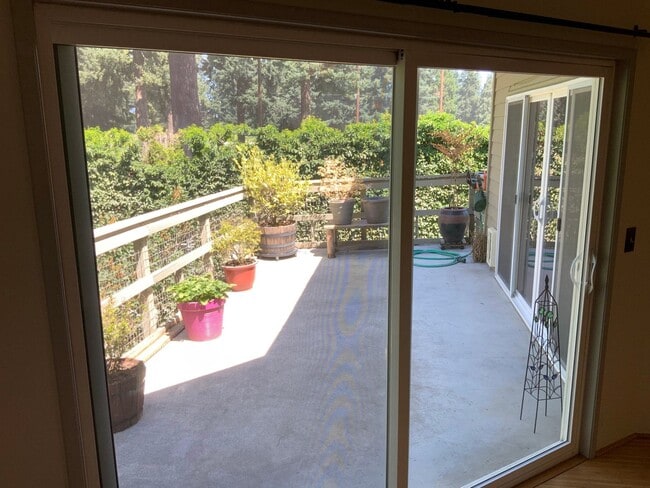 Building Photo - 2 Bedroom Condo on Country Club Road