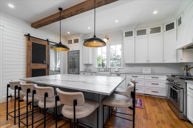 Building Photo - Fully Furnished Home In The Groves