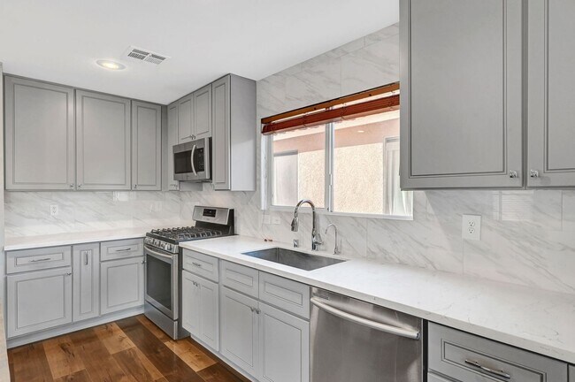 Building Photo - Remodeled Three Bedroom in Summerlin! No carpet!