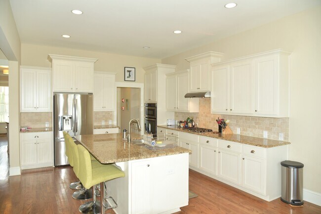 Building Photo - Beautiful, Spacious 4 bedroom 3 bath home ...