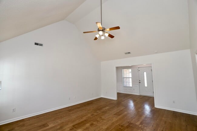 Building Photo - 3065 Temple Rd