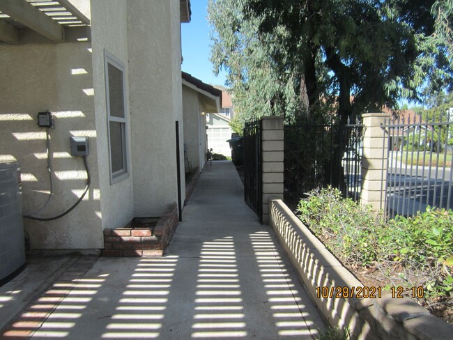 Building Photo - LAKE HILLS BEAUTY IN LA SIERRA