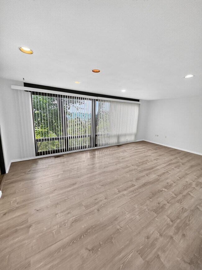 Building Photo - 1530 Barr Ave