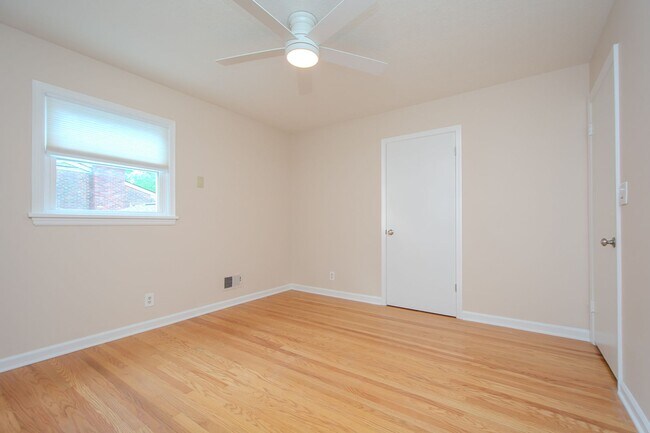Building Photo - Recently Updated! 4 Bed/2.5 bath