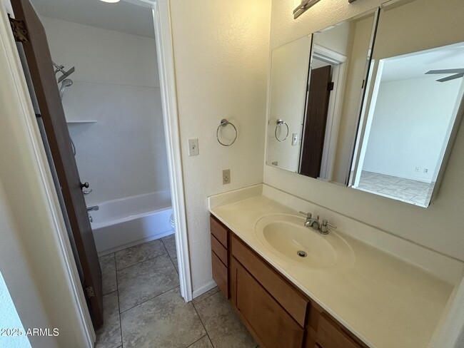 Building Photo - 1302 W 13th St