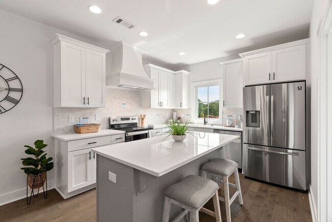 Building Photo - Designer Home near Auburn University's Campus!