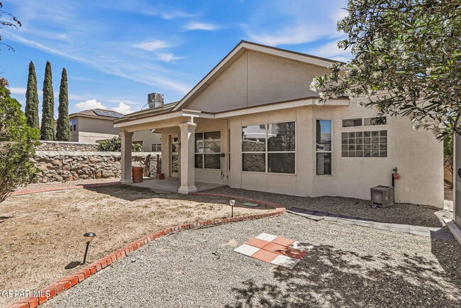 Building Photo - 1445 Paseo De Flor St