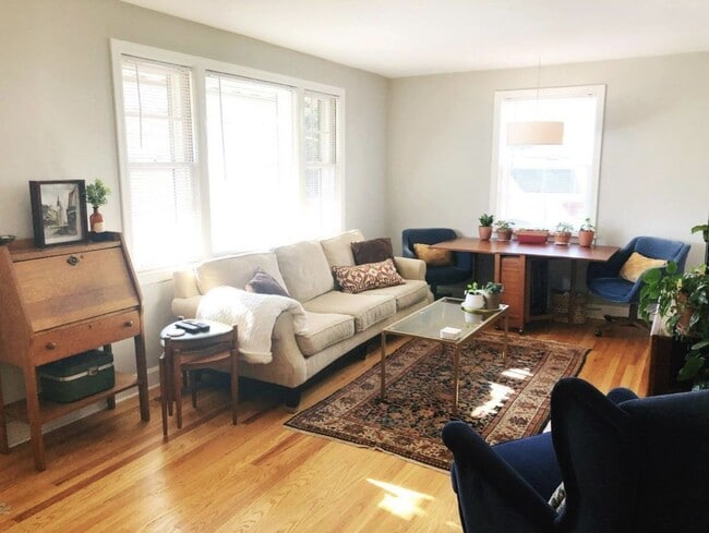Building Photo - **UPDATED 3-BEDROOM DUPLEX WITH ATTACHED G...