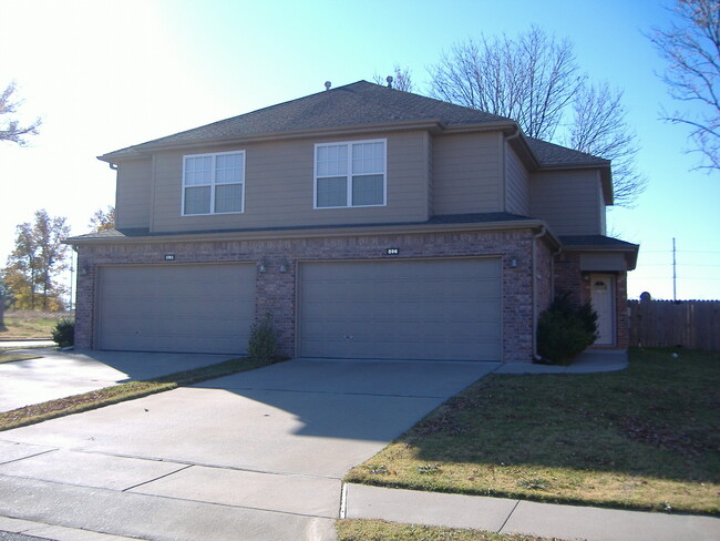 Building Photo - ***898 Oakwood***