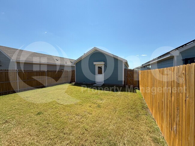 Building Photo - 204 Thresher Ln
