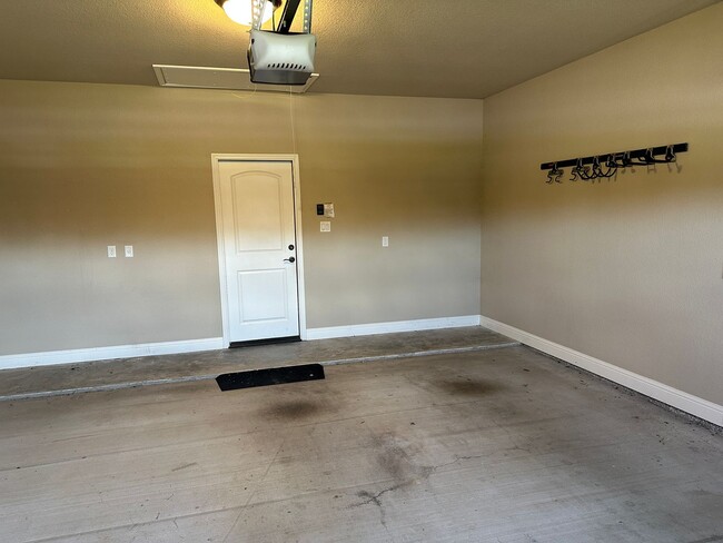 Building Photo - College Station - 4 bedrooms, 2.5 Bathroom...