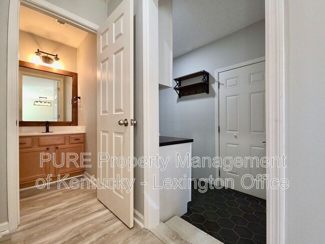 Building Photo - 2564 Rockaway Pl