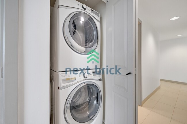 Building Photo - Stunning 2-Bed Corner Condo with Water and Mountain Views