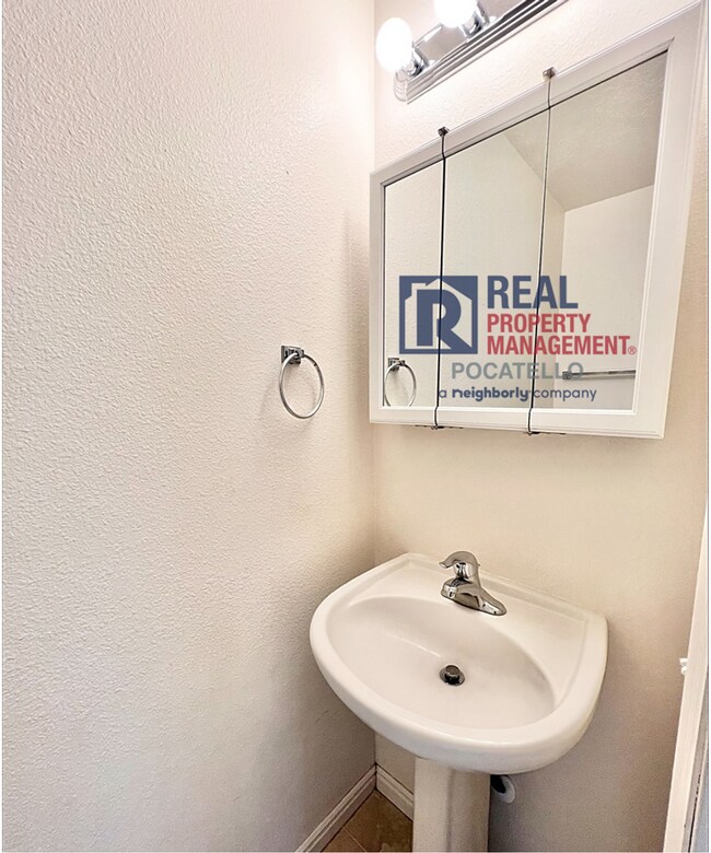 Building Photo - 4 Bedroom 1.5 Bath Townhome
