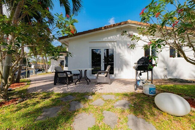 Building Photo - 5780 SW 18th St