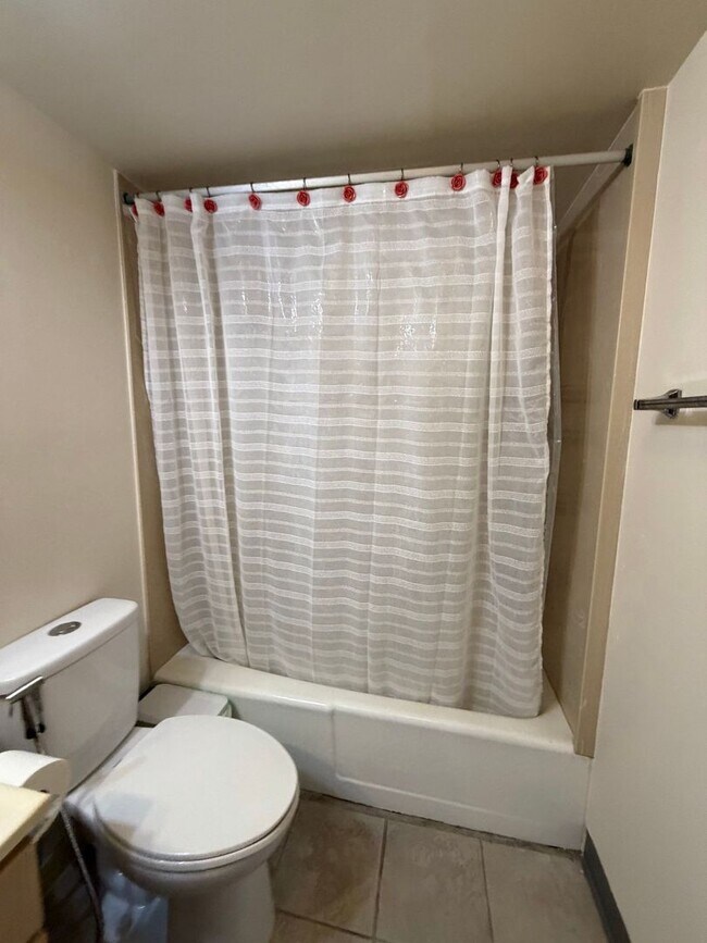 Building Photo - Experience Tranquil Condo Living at the Edge of Waikiki