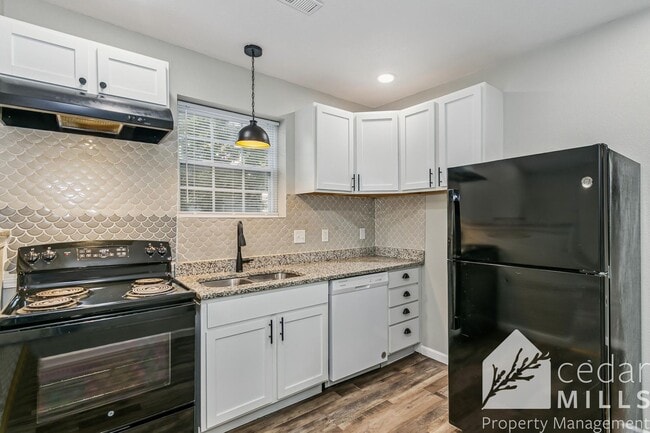 Building Photo - Centrally Located 3 Bedroom