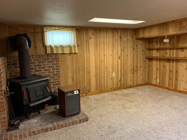 Building Photo - 4-Bed Single Family Home Available Now