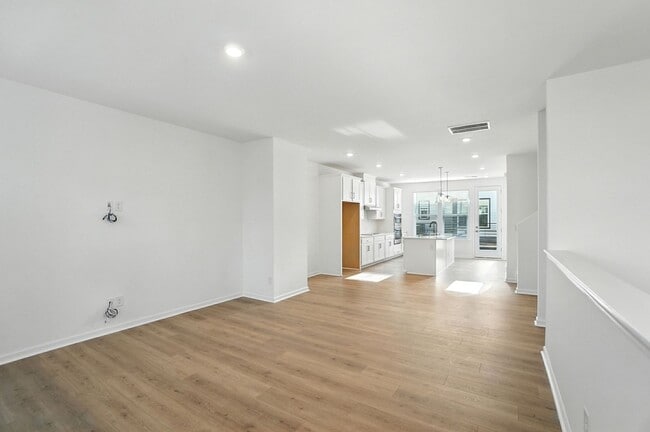 Building Photo - Brand-new three-story townhome in the Univ...