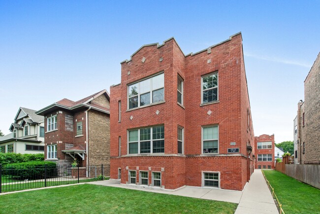 Building Photo - HIGHPOINT Old Irving Park