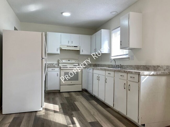 Building Photo - 922 Delores Dr